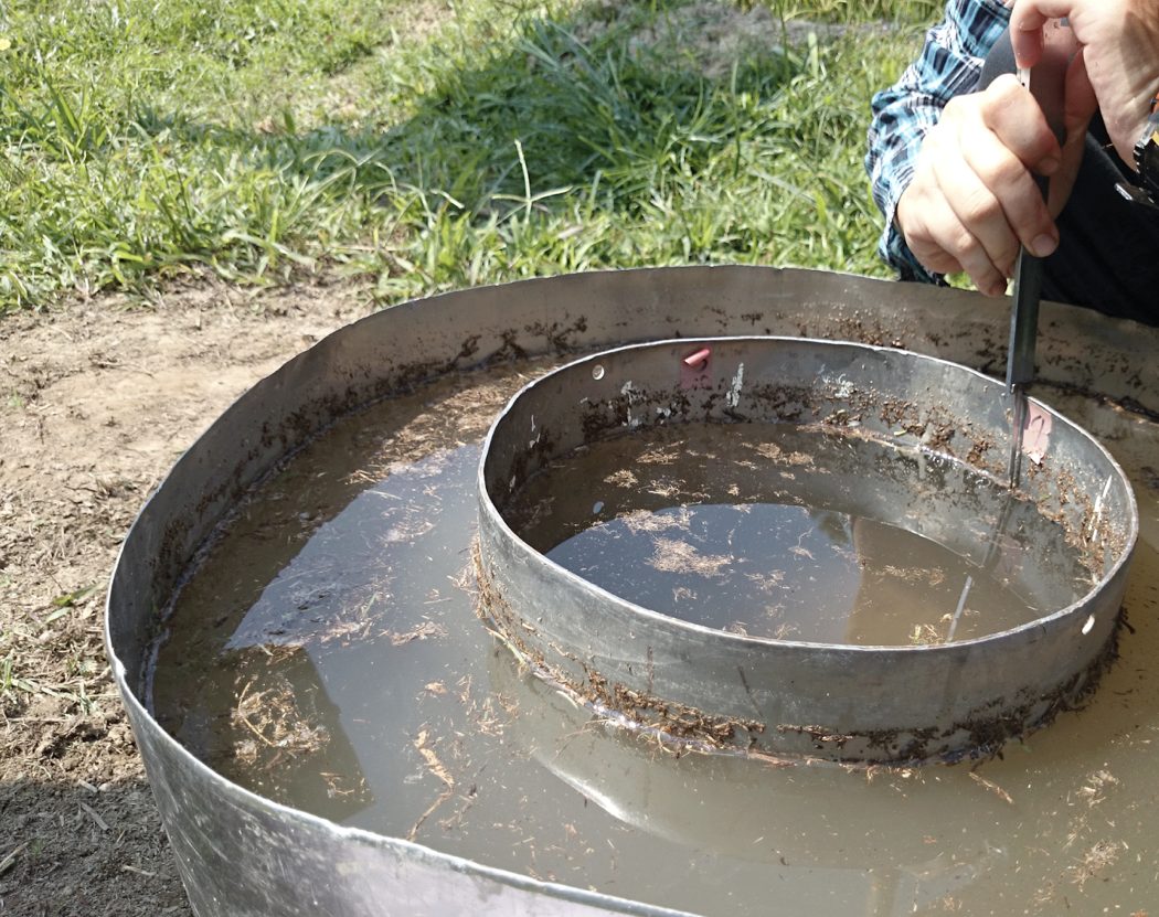 Anillos infiltrómetros concéntricos en terreno. Se mide el agua que entra por unidad de tiempo hasta que la velocidad se estabiliza.