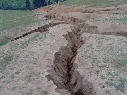 Zanja en V, con la cabecera inestable que avanza ladera arriba.